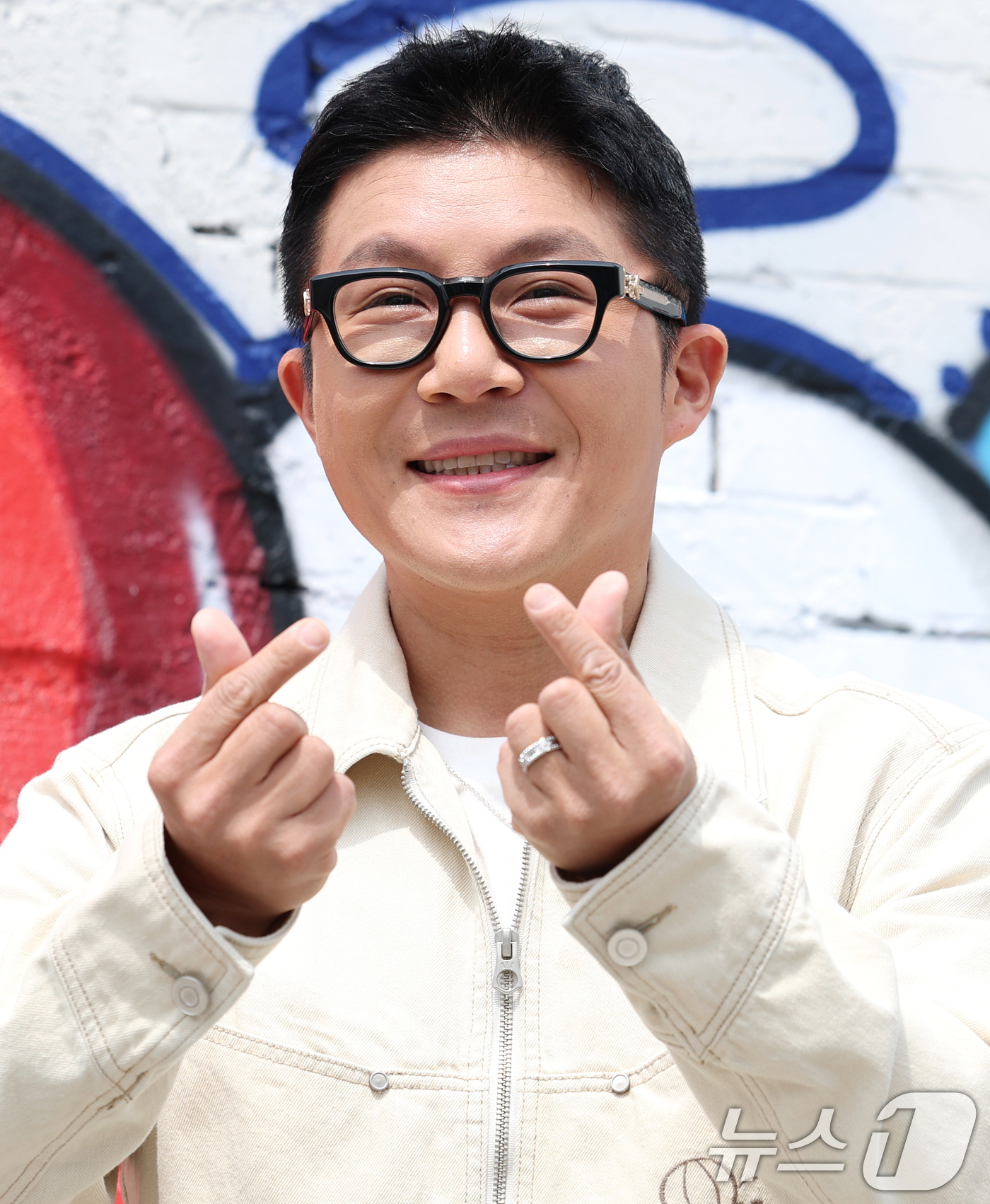 (서울=뉴스1) 권현진 기자 = 방송인 조세호가 17일 서울 성동구 NBA 서울 플래그십 스토어에서 열린 오픈 행사에 참석해 포즈를 취하고 있다. 2025.4.17/뉴스1