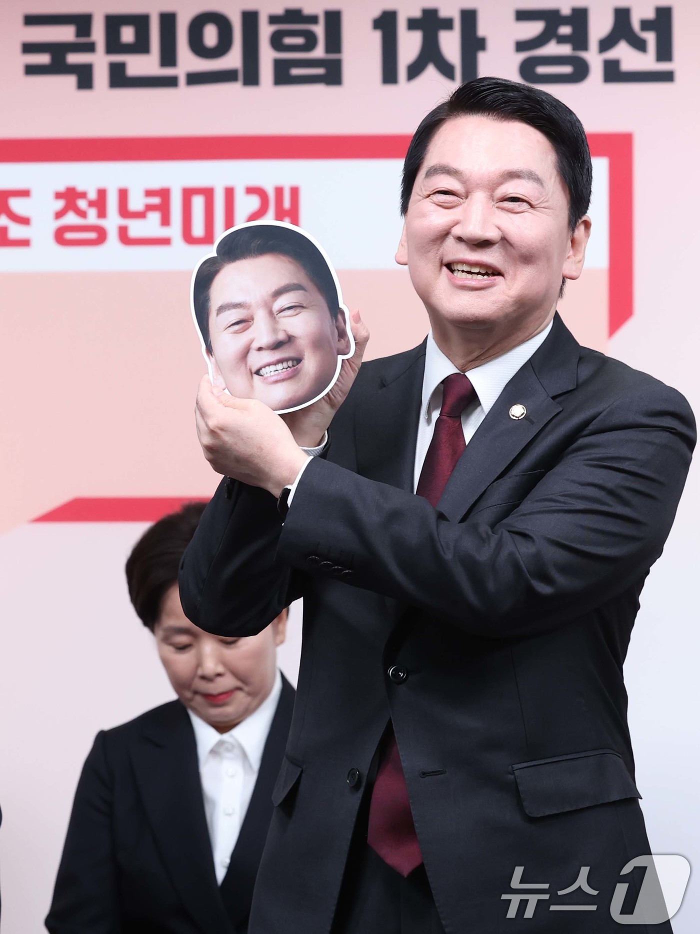 (서울=뉴스1) 국회사진취재단 = 제21대 대통령후보자 국민의힘 1차 경선 토론회 미디어데이가 17일 오전 서울 영등포구 여의도 중앙당사에서 열렸다. 경선 후보인 안철수 의원이 얼 …