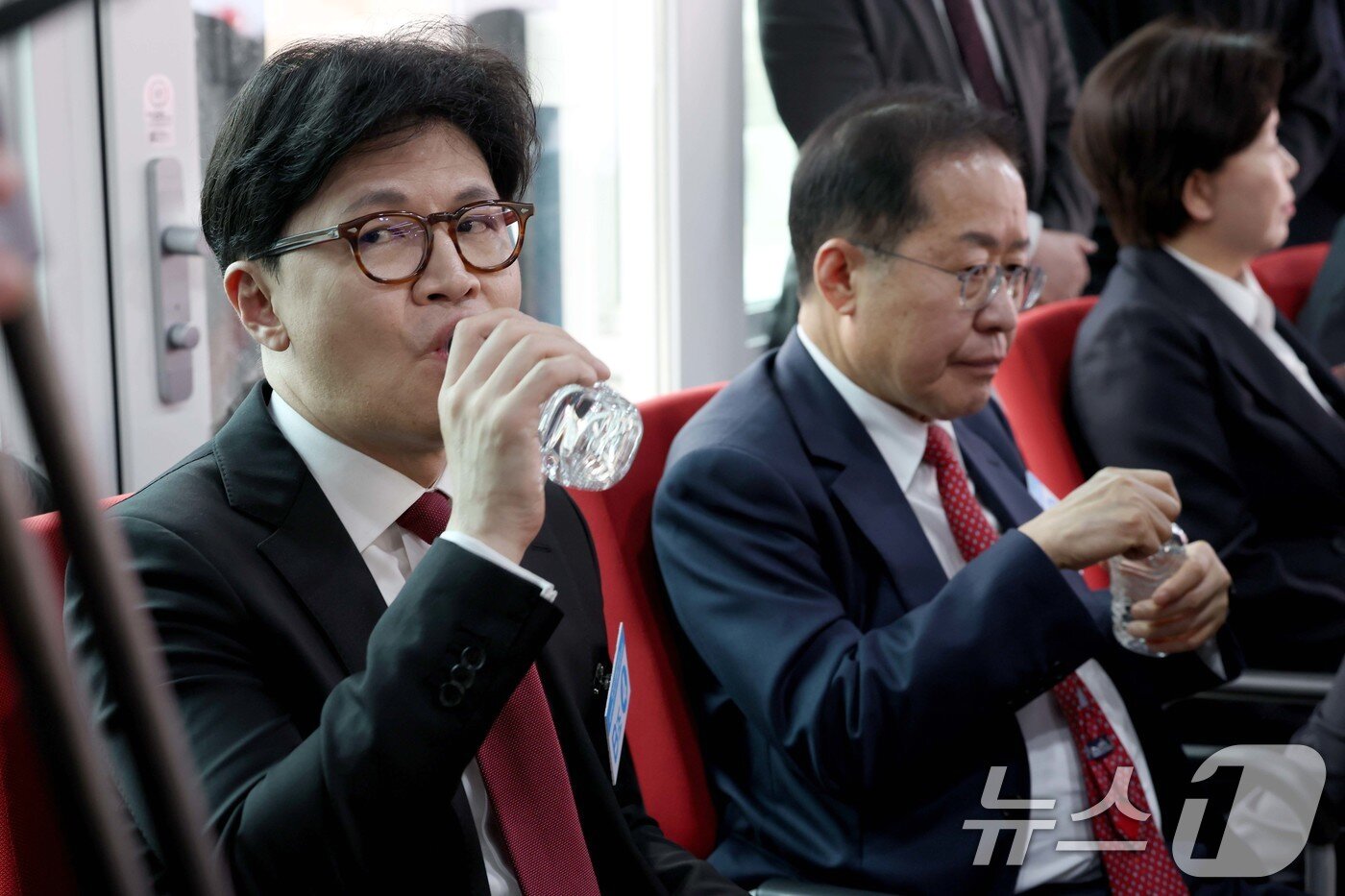 본문 이미지 - 한동훈 국민의힘 전 대표와 홍준표 전 대구시장이 17일 서울 여의도 국민의힘 중앙당사에서 열린 제21대 대통령선거 국민의힘 1차 경선 토론회 미디어데이에서 물을 마시고 있다. 2025.4.17/뉴스1 ⓒ News1 국회사진취재단