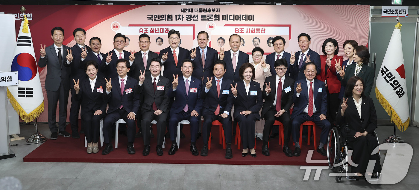 (서울=뉴스1) 국회사진취재단 = 17일 서울 여의도 국민의힘 중앙당사에서 열린 제21대 대통령선거 국민의힘 1차 경선 토론회 미디어데이에서 경선후보인 안철수(도착순서) 의원, 김 …