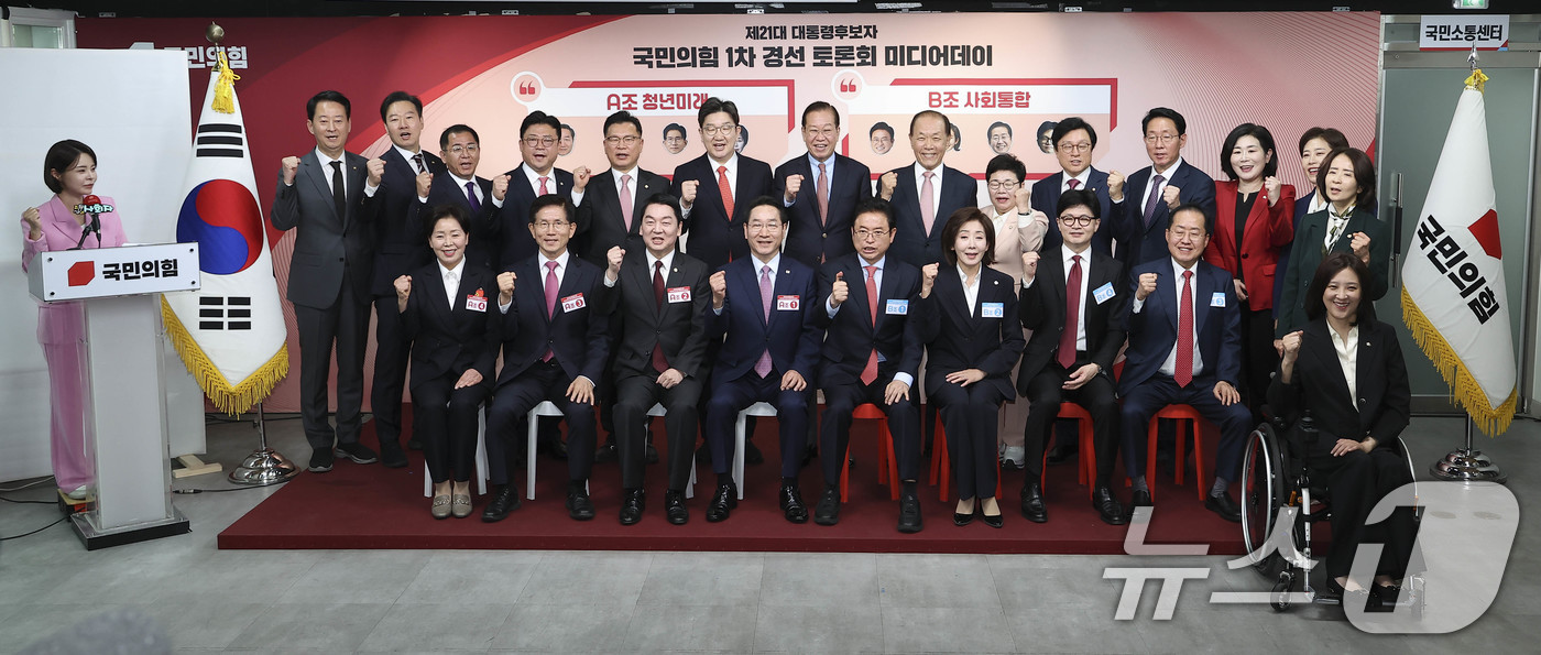(서울=뉴스1) 국회사진취재단 = 17일 서울 여의도 국민의힘 중앙당사에서 열린 제21대 대통령선거 국민의힘 1차 경선 토론회 미디어데이에서 경선후보인 안철수(도착순서) 의원, 김 …