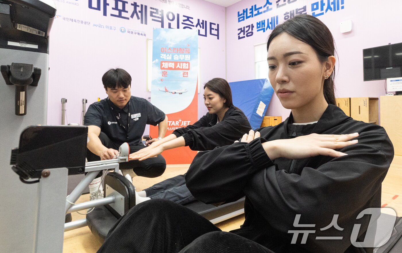 본문 이미지 - 이스타항공 승무원들이 17일 서울 마포구 체력인증센터에서 첫 체력 시험 도입을 앞두고 체력 측정 및 훈련을 실시하고 있다.   2025.4.17/뉴스1 ⓒ News1 이승배 기자