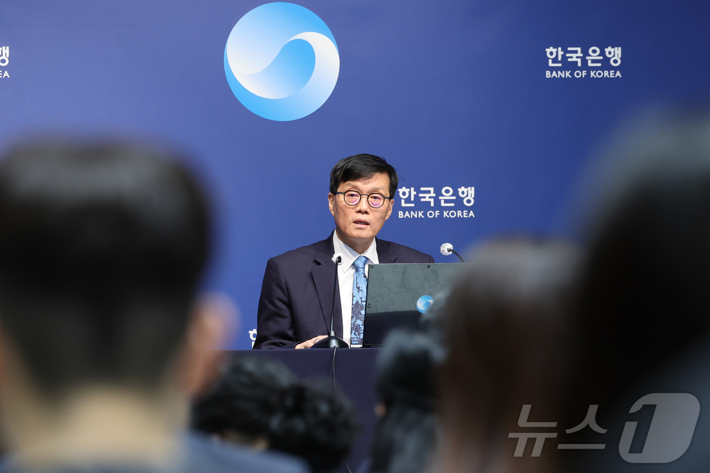 (서울=뉴스1) 사진공동취재단 = 이창용 한국은행 총재가 17일 서울 중구 한국은행에서 열린 통화정책방향 기자간담회에서 발언하고 있다. 2025.4.17/뉴스1