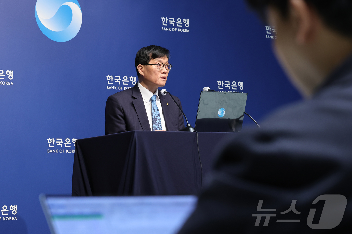 (서울=뉴스1) 사진공동취재단 = 이창용 한국은행 총재가 17일 서울 중구 한국은행에서 열린 통화정책방향 기자간담회에서 발언하고 있다.  2025.4.17/뉴스1
