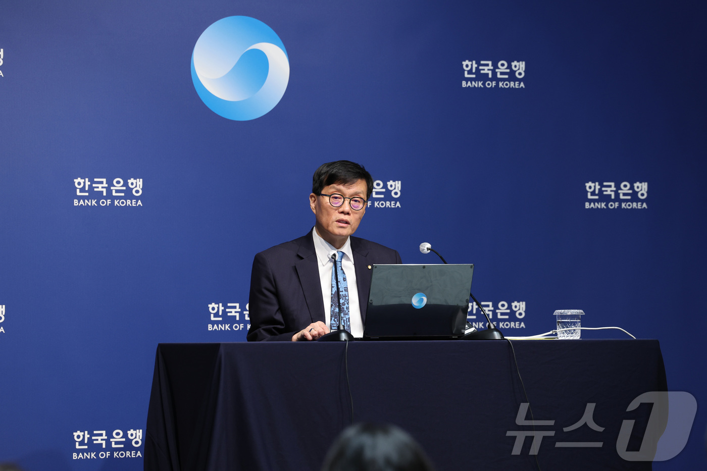 (서울=뉴스1) 사진공동취재단 = 이창용 한국은행 총재가 17일 서울 중구 한국은행에서 열린 통화정책방향 기자간담회에서 발언하고 있다. 2025.4.17/뉴스1
