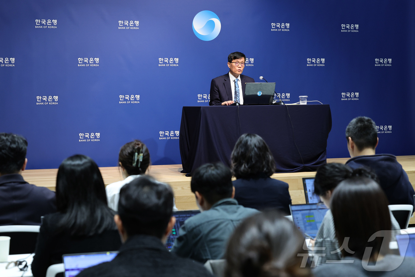 (서울=뉴스1) 사진공동취재단 = 이창용 한국은행 총재가 17일 서울 중구 한국은행에서 열린 통화정책방향 기자간담회에서 발언하고 있다. 2025.4.17/뉴스1