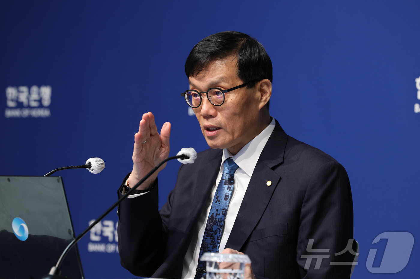 (서울=뉴스1) 사진공동취재단 = 이창용 한국은행 총재가 17일 서울 중구 한국은행에서 열린 통화정책방향 기자간담회에서 발언하고 있다. 2025.4.17/뉴스1
