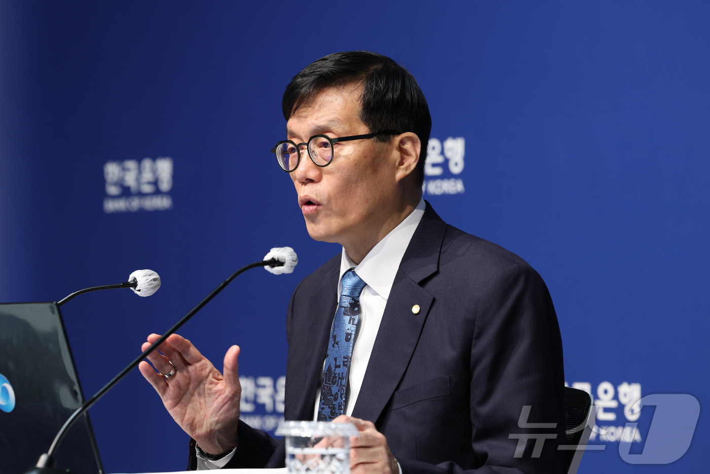 (서울=뉴스1) 사진공동취재단 = 이창용 한국은행 총재가 17일 서울 중구 한국은행에서 열린 통화정책방향 기자간담회에서 발언하고 있다. 2025.4.17/뉴스1