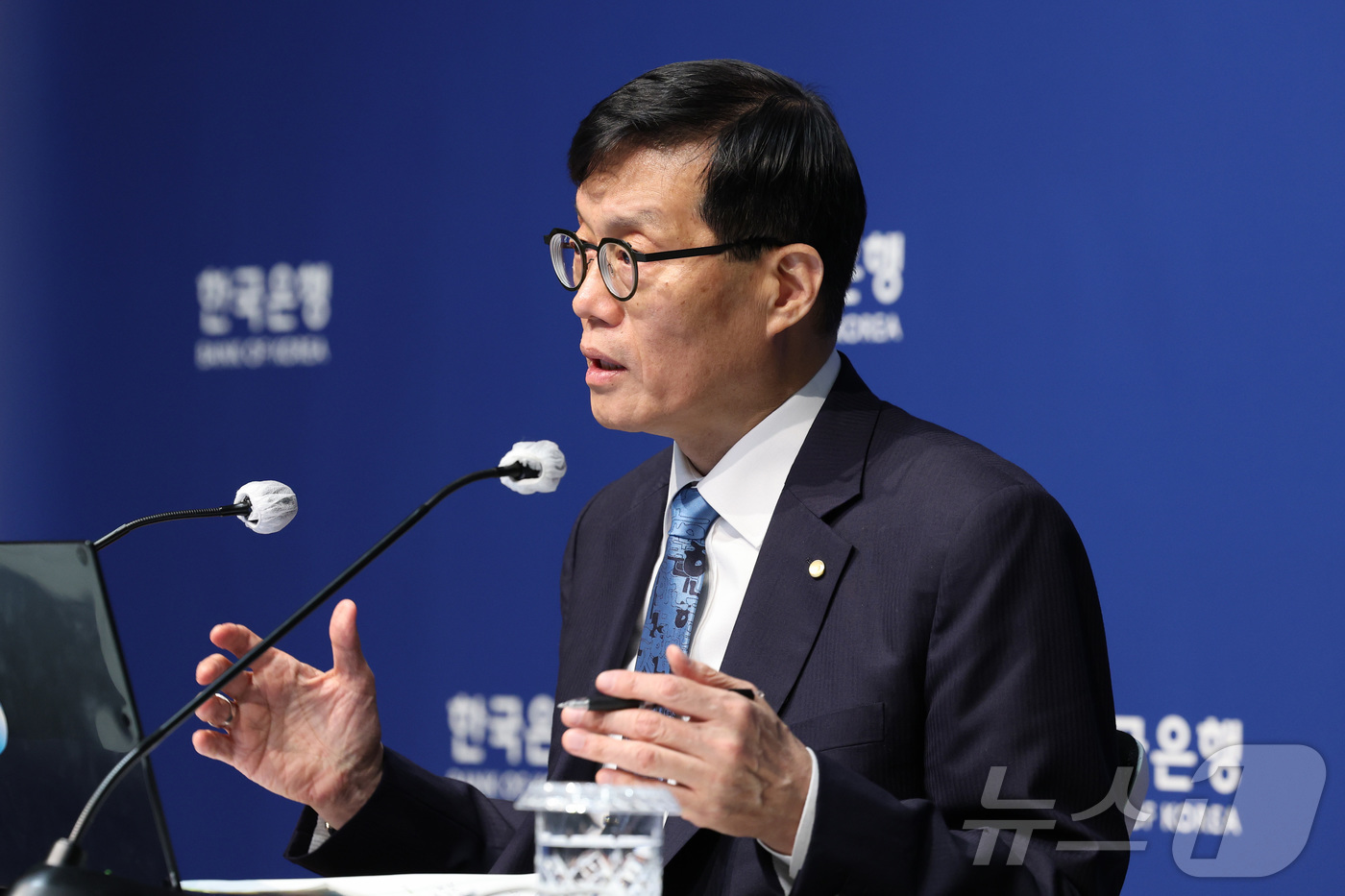 (서울=뉴스1) 사진공동취재단 = 이창용 한국은행 총재가 17일 서울 중구 한국은행에서 열린 통화정책방향 기자간담회에서 발언하고 있다.  2025.4.17/뉴스1