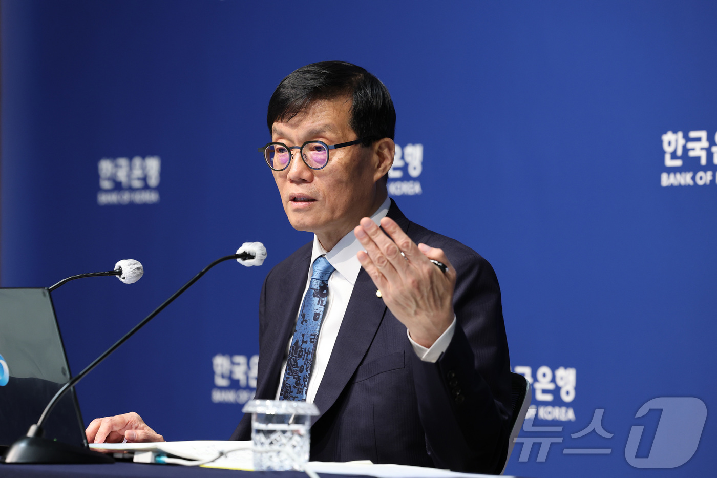 (서울=뉴스1) 사진공동취재단 = 이창용 한국은행 총재가 17일 서울 중구 한국은행에서 열린 통화정책방향 기자간담회에서 발언하고 있다. 2025.4.17/뉴스1