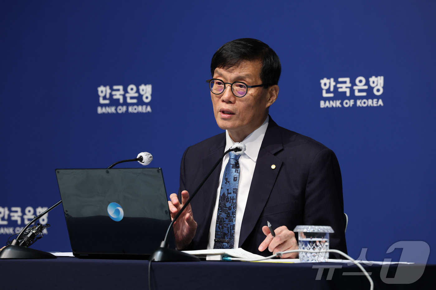 (서울=뉴스1) 사진공동취재단 = 이창용 한국은행 총재가 17일 서울 중구 한국은행에서 열린 통화정책방향 기자간담회에서 발언하고 있다. 2024.10.11/뉴스1