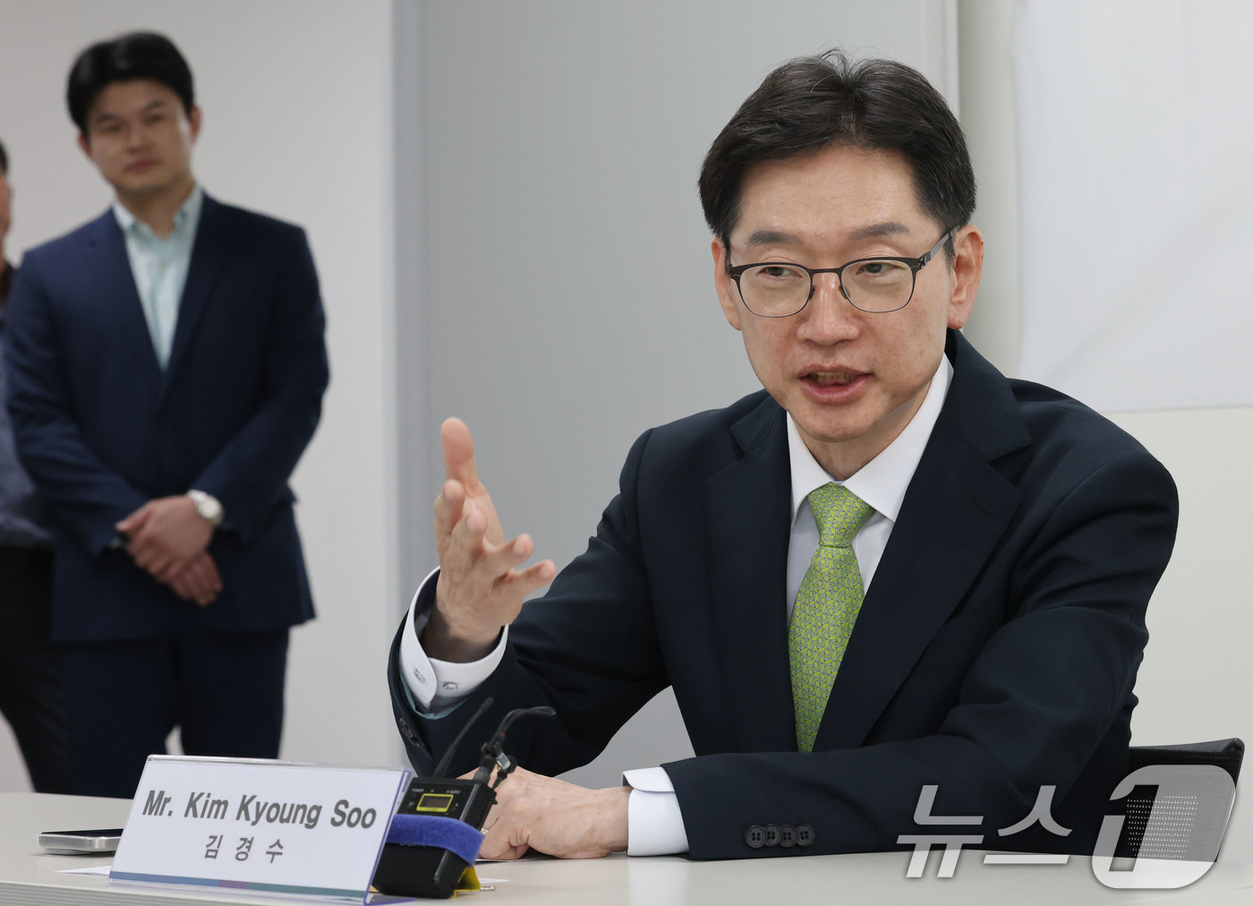 (고양=뉴스1) 박세연 기자 = 더불어민주당 대선 경선 후보인 김경수 전 경남지사가 17일 경기도 고양시 일산서구청에서 카트린 스테른펠트 잠메 스웨덴 말뫼 시장과 가진 간담회에서 …