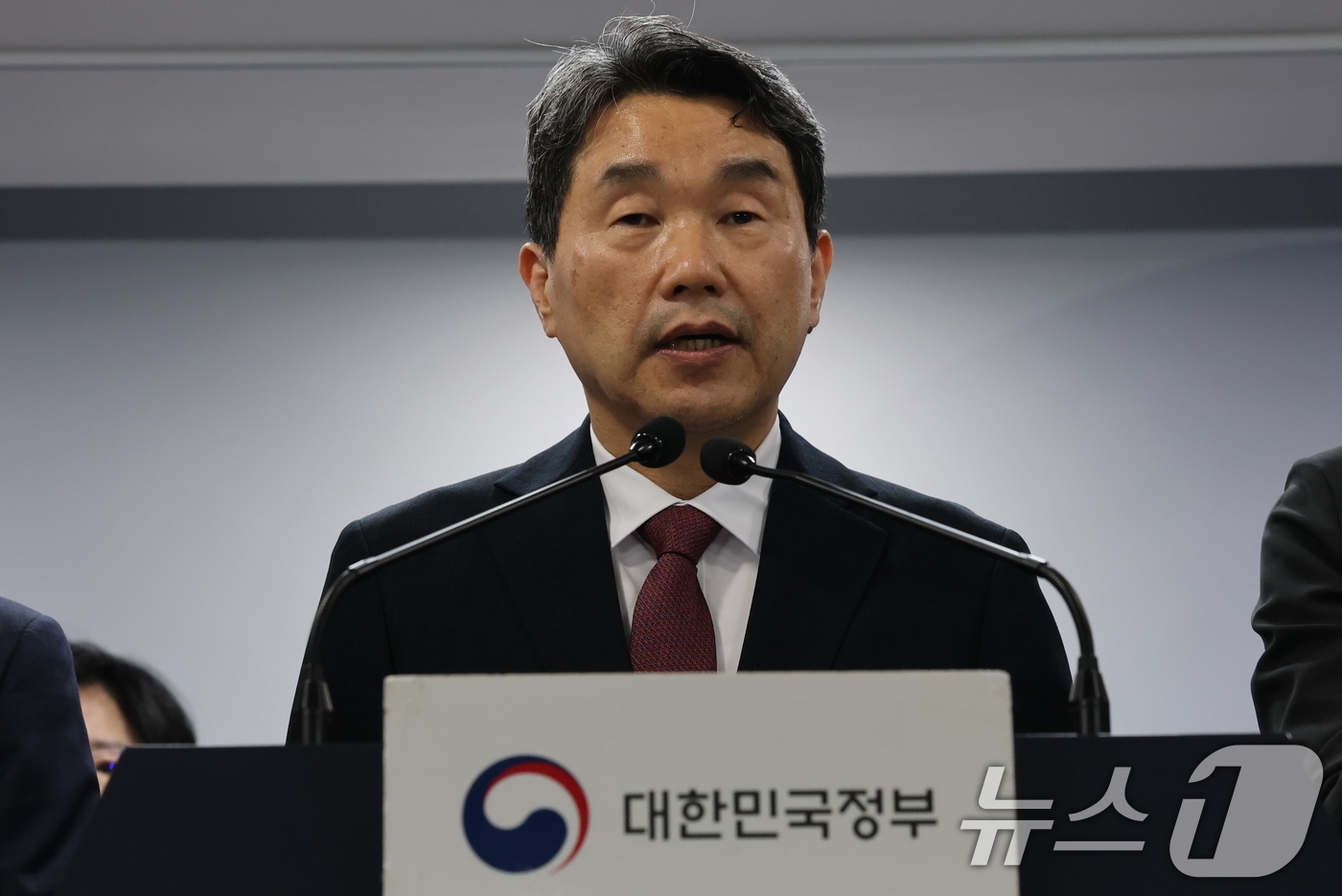 (서울=뉴스1) 임세영 기자 = 이주호 사부총리 겸 교육부 장관이 17일 서울 종로구 정부서울청사에서 2026학년도 의대 모집인원 조정 방향 관련 브리핑을 하고 있다. 2025.4 …