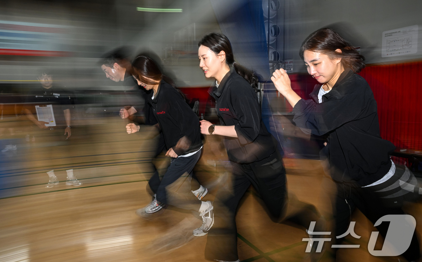 (서울=뉴스1) 이승배 기자 = 이스타항공 승무원들이 17일 서울 마포구 체력인증센터에서 첫 체력 시험 도입을 앞두고 체력 측정 및 훈련을 실시하고 있다.이스타항공은 오는 23일부 …