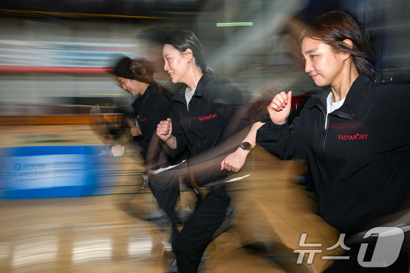(서울=뉴스1) 이승배 기자 = 이스타항공 승무원들이 17일 서울 마포구 체력인증센터에서 첫 체력 시험 도입을 앞두고 체력 측정 및 훈련을 실시하고 있다.이스타항공은 오는 23일부 …