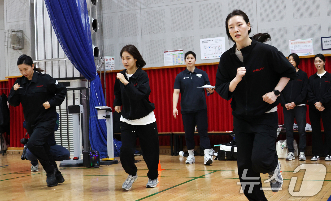 (서울=뉴스1) 이승배 기자 = 이스타항공 승무원들이 17일 서울 마포구 체력인증센터에서 첫 체력 시험 도입을 앞두고 체력 측정 및 훈련을 실시하고 있다.이스타항공은 오는 23일부 …