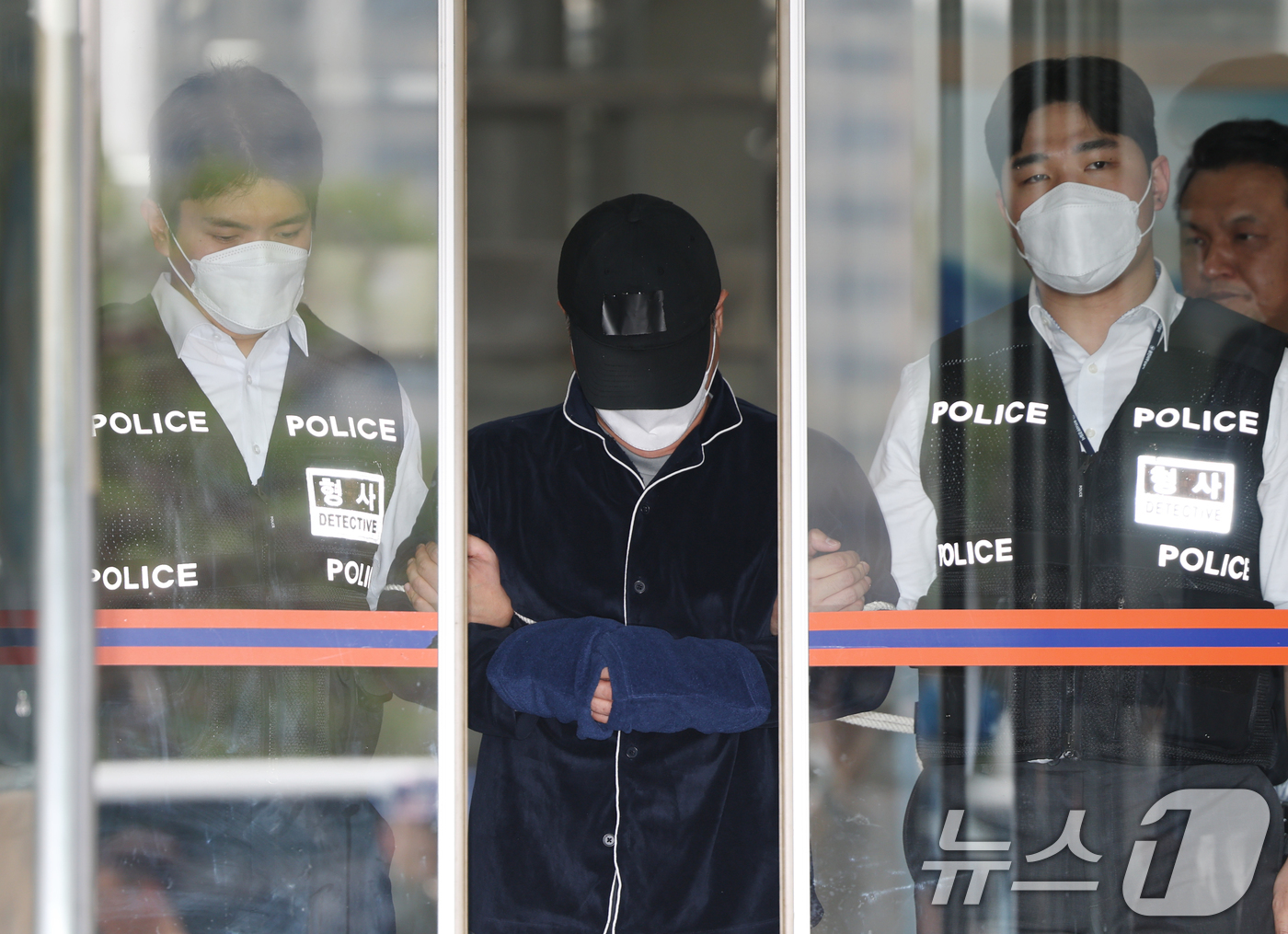 (용인=뉴스1) 김영운 기자 = 17일 오후 경기 용인시 처인구 용인동부경찰서에서 살인 및 존속살인 혐의를 받는 A 씨가 구속 전 피의자 심문(영장실질심사)를 받기 위해 나오고 있 …