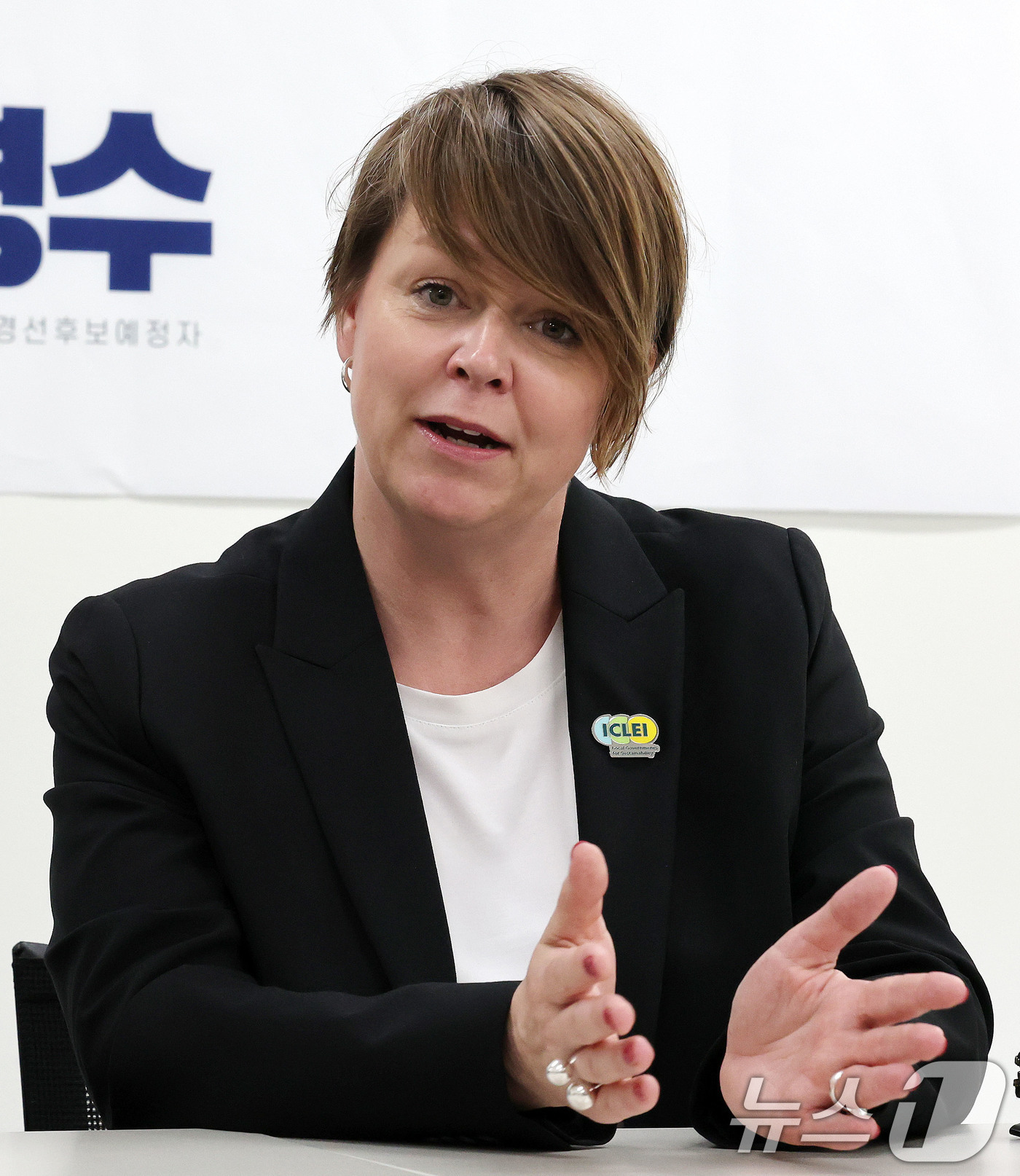 (고양=뉴스1) 박세연 기자 = 카트린 스테른펠트 잠메 스웨덴 말뫼 시장이 17일 경기도 고양시 일산서구청에서 더불어민주당 대선 경선 후보인 김경수 전 경남지사와 가진 간담회에서 …