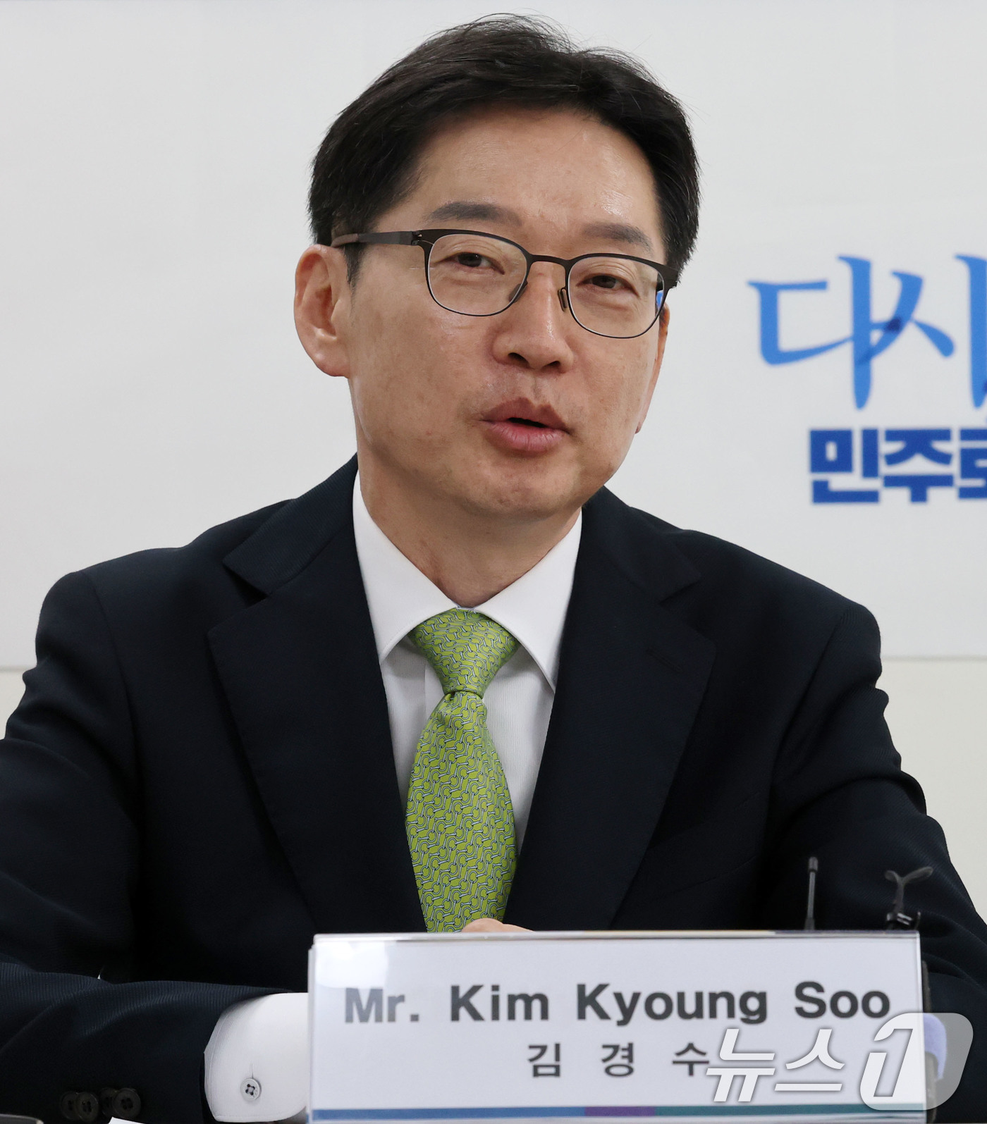 (고양=뉴스1) 박세연 기자 = 더불어민주당 대선 경선 후보인 김경수 전 경남지사가 17일 경기도 고양시 일산서구청에서 카트린 스테른펠트 잠메 스웨덴 말뫼 시장과 가진 간담회에서 …