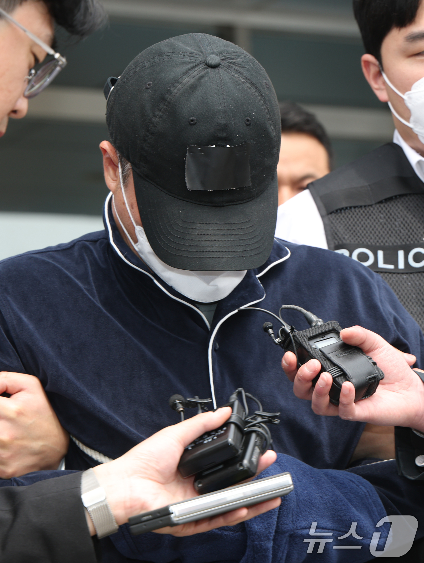 (용인=뉴스1) 김영운 기자 = 17일 오후 경기 용인시 처인구 용인동부경찰서에서 살인 및 존속살인 혐의를 받는 A 씨가 구속 전 피의자 심문(영장실질심사)를 받기 위해 나오고 있 …