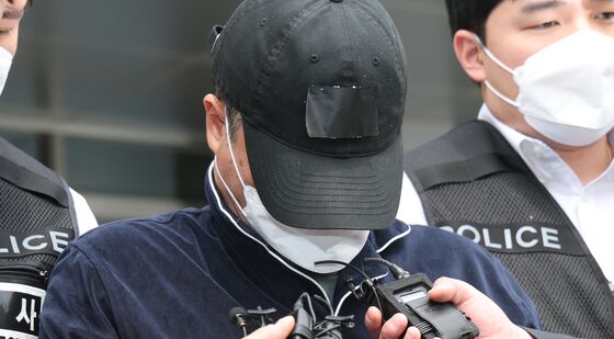 호송차 탑승하는 '용인 일가족 살해' 50대 가장