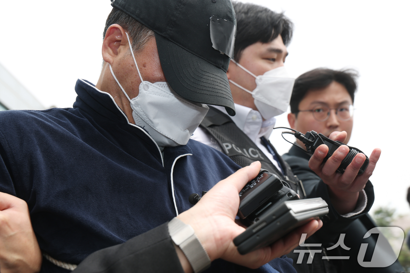 (용인=뉴스1) 김영운 기자 = 17일 오후 경기 용인시 처인구 용인동부경찰서에서 살인 및 존속살인 혐의를 받는 A 씨가 구속 전 피의자 심문(영장실질심사)를 받기 위해 나오고 있 …
