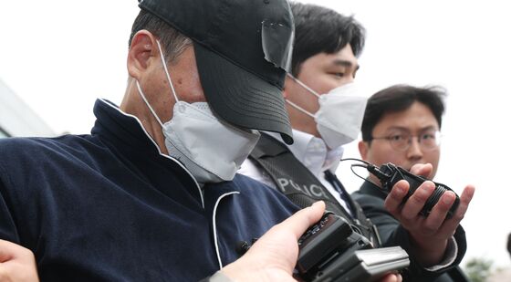 호송차 탑승하는 '용인 일가족 살해' 50대 가장