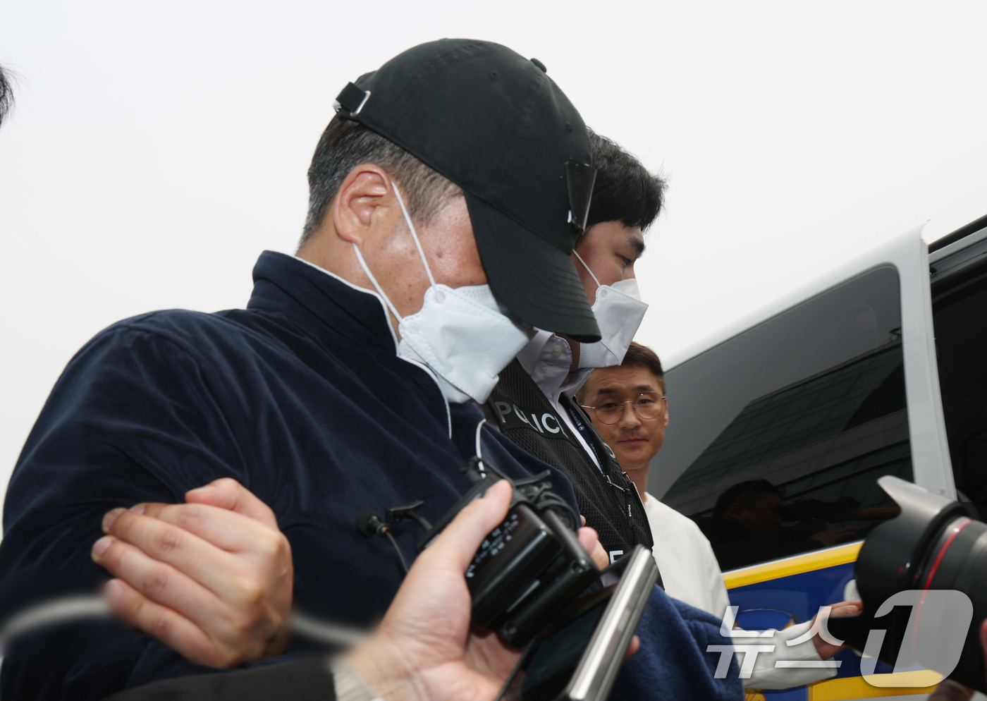 (용인=뉴스1) 김영운 기자 = 17일 오후 경기 용인시 처인구 용인동부경찰서에서 살인 및 존속살인 혐의를 받는 A 씨가 구속 전 피의자 심문(영장실질심사)를 받기 위해 나오고 있 …