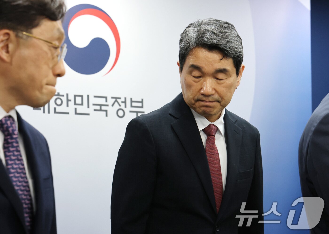 본문 이미지 - 이주호 사회부총리 겸 교육부 장관이 17일 서울 종로구 정부서울청사에서 2026학년도 의대 모집인원 조정 방향 관련 브리핑을 마치고 이동하고 있다. 2025.4.17/뉴스1 ⓒ News1 임세영 기자