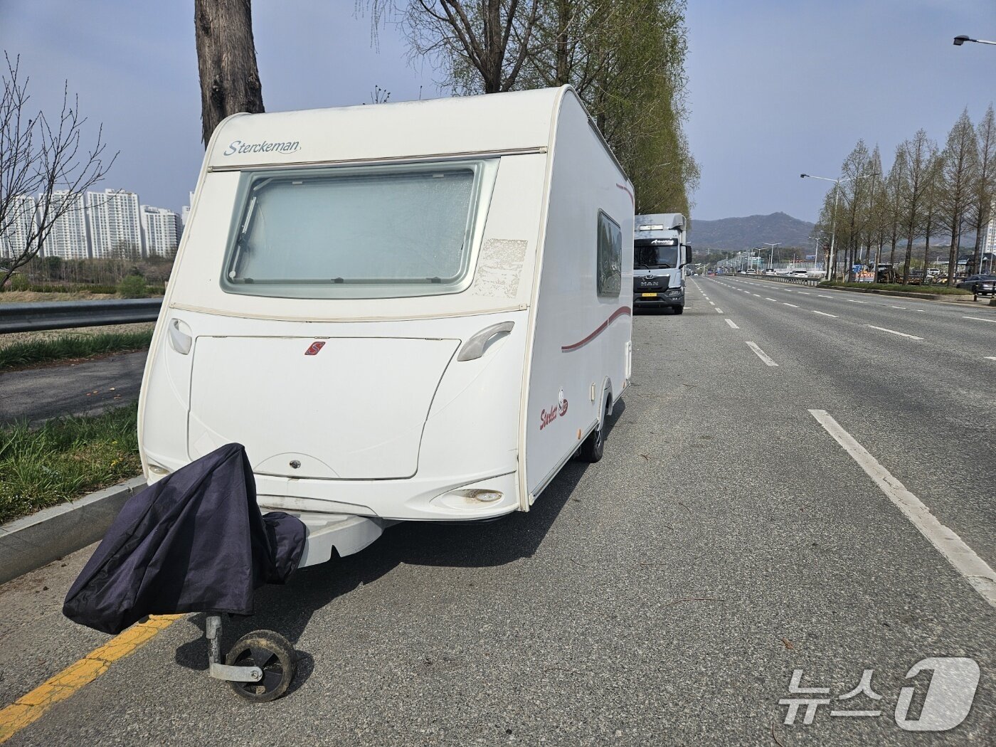 본문 이미지 - 충북 청주시 장암동 2순환로 일대 대로변에 불법 주차된 캠핑카.2025.4.17/뉴스1 이재규 기자