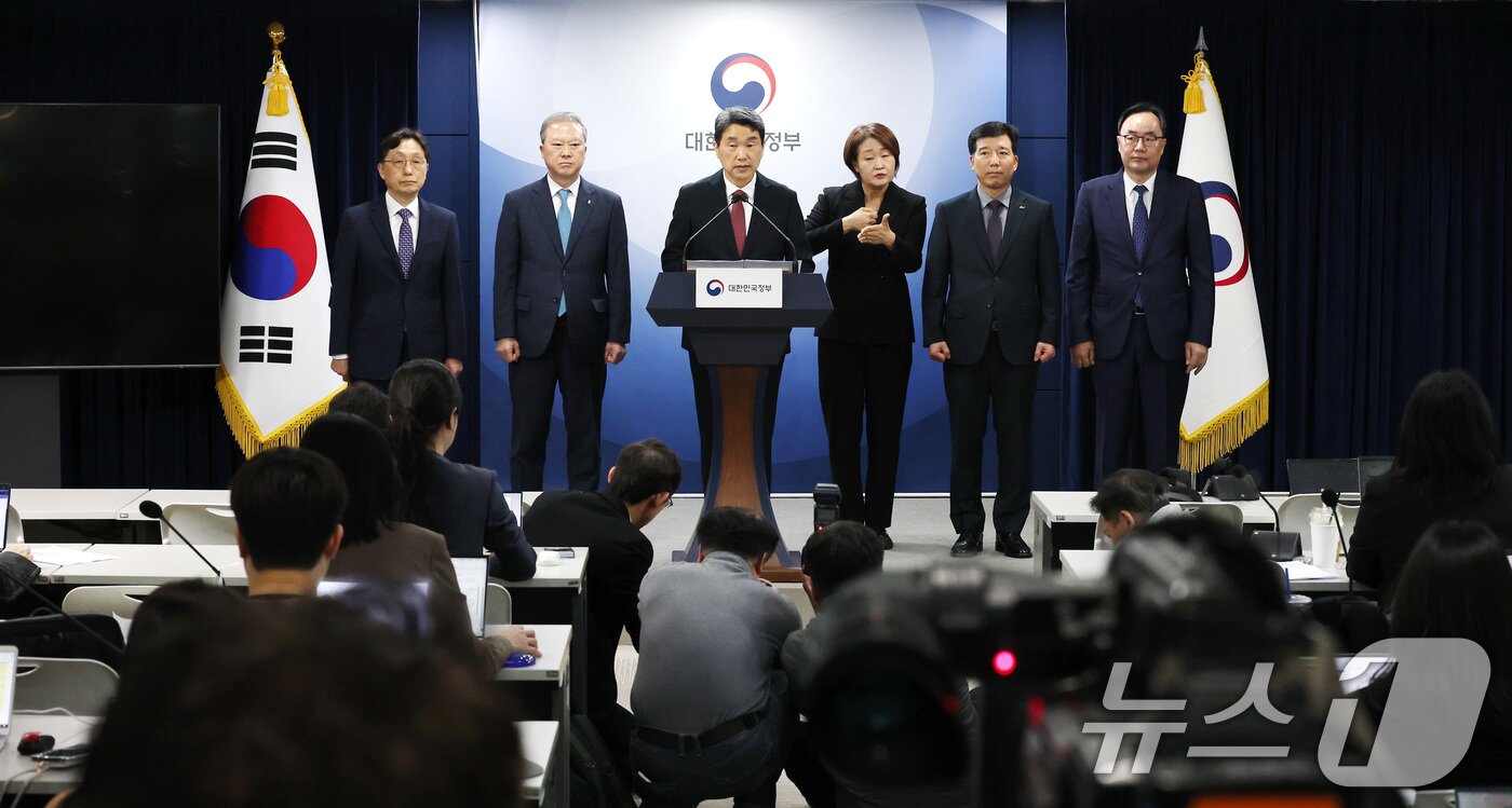 본문 이미지 - 이주호 사회부총리 겸 교육부 장관이 17일 서울 종로구 정부서울청사에서 2026학년도 의대 모집인원 조정 방향 관련 브리핑을 하고 있다. 정부는 전국 40개 의과대학 총장들의 건의를 받아들여 2026학년도 의괴대학 모집 인원을 ‘증원 0명’인 3058명으로 확정했다. 2025.4.17/뉴스1 ⓒ News1 임세영 기자