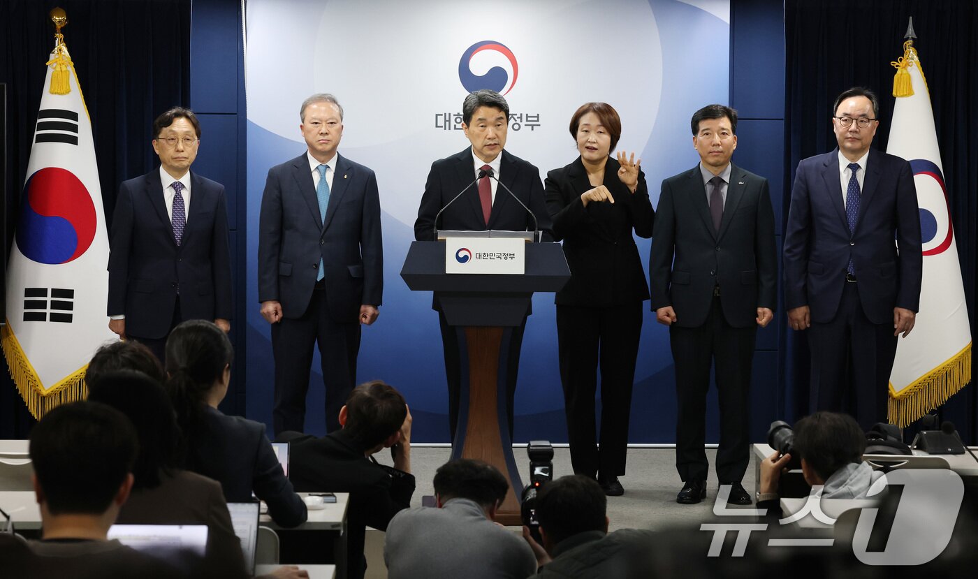 본문 이미지 - 이주호 사회부총리 겸 교육부 장관이 17일 서울 종로구 정부서울청사에서 2026학년도 의대 모집인원 조정 방향 관련 브리핑을 하고 있다. 정부는 전국 40개 의과대학 총장들의 건의를 받아들여 2026학년도 의괴대학 모집 인원을 ‘증원 0명’인 3058명으로 확정했다. 2025.4.17/뉴스1 ⓒ News1 임세영 기자