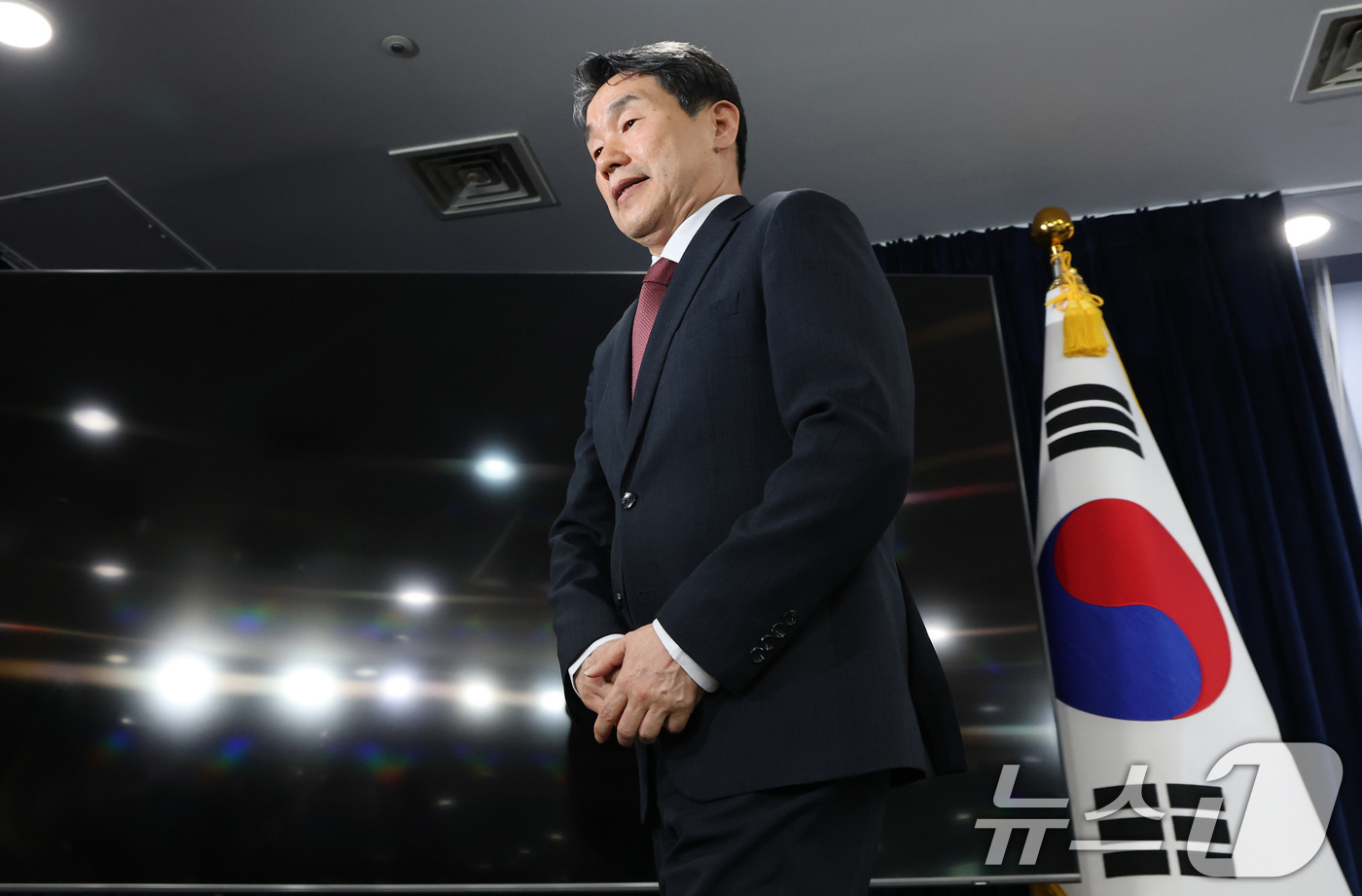 (서울=뉴스1) 임세영 기자 = 이주호 사회부총리 겸 교육부 장관이 17일 서울 종로구 정부서울청사에서 2026학년도 의대 모집인원 조정 방향 관련 브리핑을 마치고 이동하고 있다. …