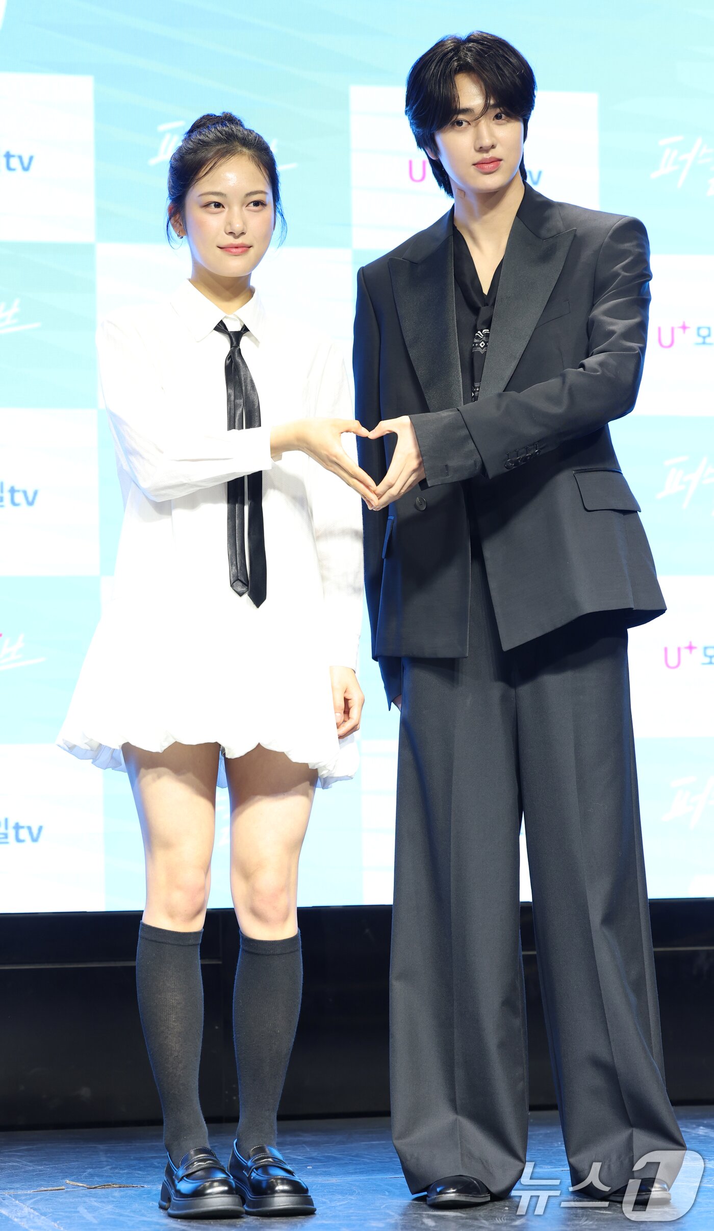 본문 이미지 - 배우 정지수와 은찬&#40;오른쪽&#41;이 17일 서울 마포구 서교동 H-STAGE에서 열린 U+모바일tv 6부작 옴니버스 드라마 &#39;퍼스트 러브&#39; 제작발표회에 참석해 포즈를 취하고 있다. &#39;퍼스트 러브&#39;는 같은 시간, 같은 공간에서 펼쳐지는 18세 소년·소녀들의 각기 다른 첫사랑 이야기를 담은 총 6편의 옴니버스 드라마다. 2025.4.17/뉴스1 ⓒ News1 권현진 기자