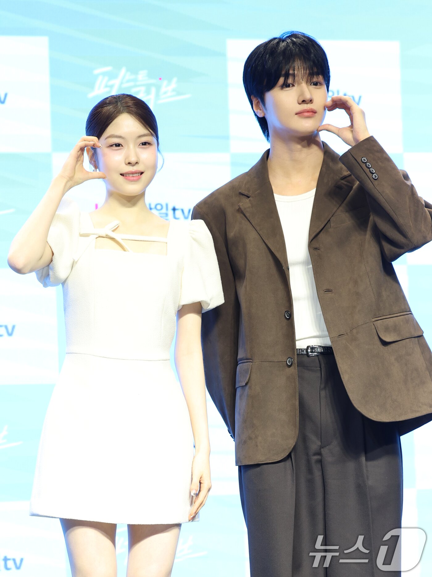 본문 이미지 - 배우 황지아, 차준호&#40;오른쪽&#41;가 17일 서울 마포구 서교동 H-STAGE에서 열린 U+모바일tv 6부작 옴니버스 드라마 &#39;퍼스트 러브&#39; 제작발표회에 참석해 포즈를 취하고 있다. &#39;퍼스트 러브&#39;는 같은 시간, 같은 공간에서 펼쳐지는 18세 소년·소녀들의 각기 다른 첫사랑 이야기를 담은 총 6편의 옴니버스 드라마다. 2025.4.17/뉴스1 ⓒ News1 권현진 기자
