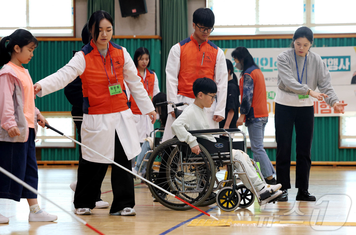 (광주=뉴스1) 박지현 기자 = 17일 장애인의날(4.20)을 앞두고 광주 북구 문화초등학교 강당에서 열린 장애체험교실에서 학생들이 건강생활지원센터 직원들과 시각장애, 휠체어 체험 …