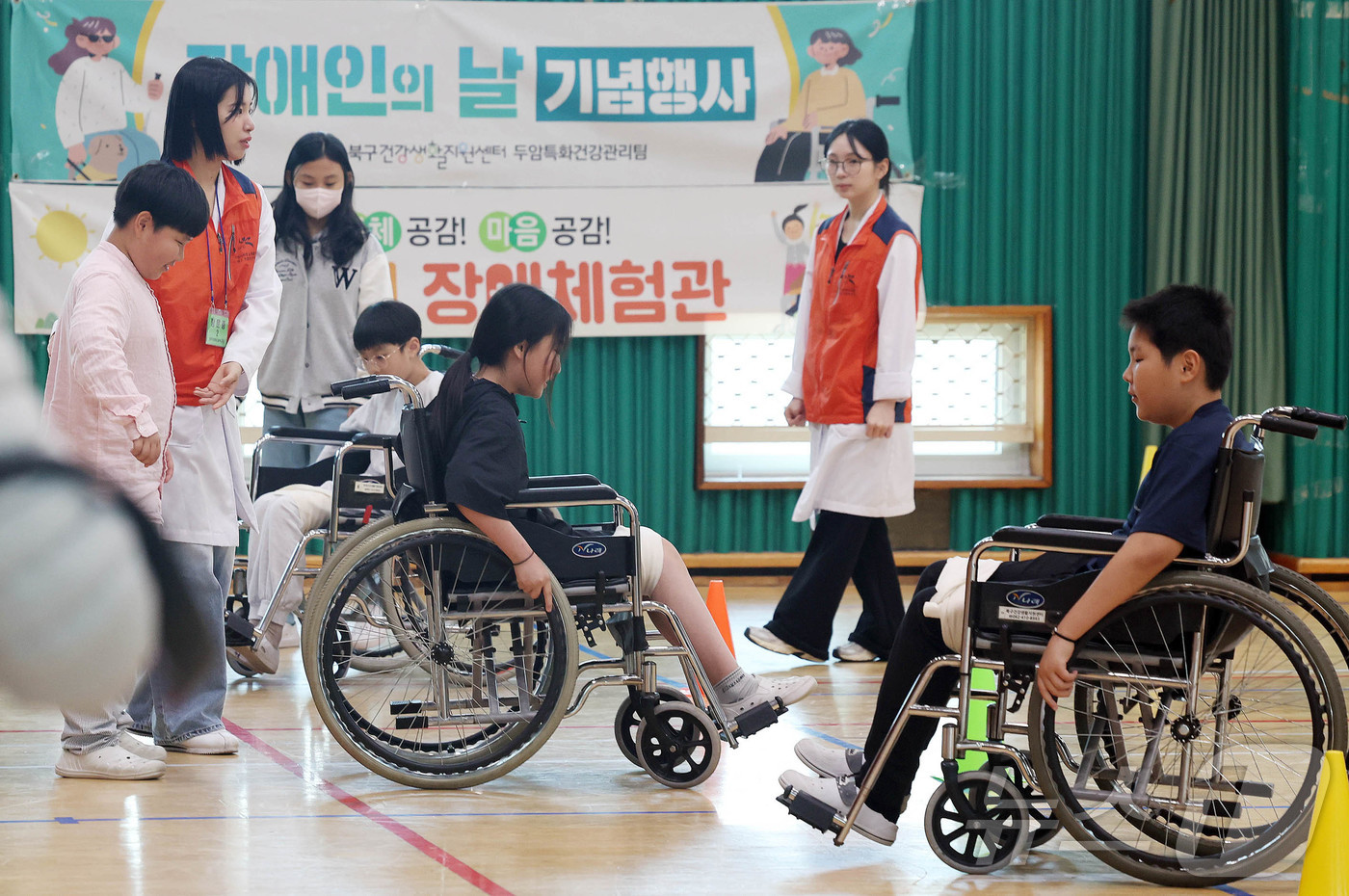 (광주=뉴스1) 박지현 기자 = 17일 장애인의날(4.20)을 앞두고 광주 북구 문화초등학교 강당에서 열린 장애체험교실에서 학생들이 건강생활지원센터 직원들과 시각장애, 휠체어 체험 …