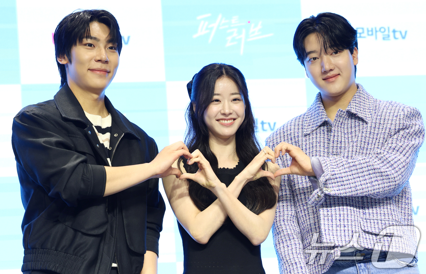 (서울=뉴스1) 권현진 기자 = 배우 임성준(왼쪽부터) 천예주, 이효제가 17일 서울 마포구 서교동 H-STAGE에서 열린 U+모바일tv 6부작 옴니버스 드라마 '퍼스트 러브' 제 …