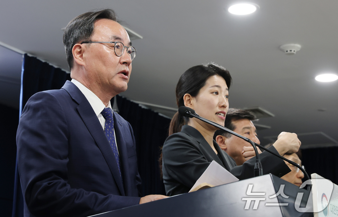 (서울=뉴스1) 임세영 기자 = 이진우 한국의학교육협의회 회장이 17일 서울 종로구 정부서울청사에서 2026학년도 의대 모집인원 조정 방향 관련 브리핑에서 발언하고 있다.  202 …