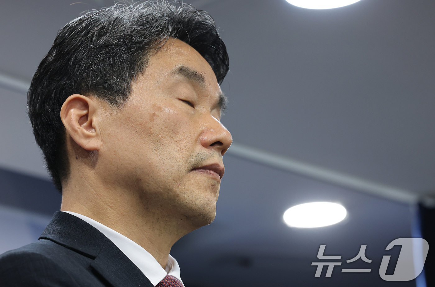 (서울=뉴스1) 임세영 기자 = 이주호 사회부총리 겸 교육부 장관이 17일 서울 종로구 정부서울청사에서 열린 2026학년도 의대 모집인원 조정 방향 관련 브리핑에서 생각에 잠겨 있 …