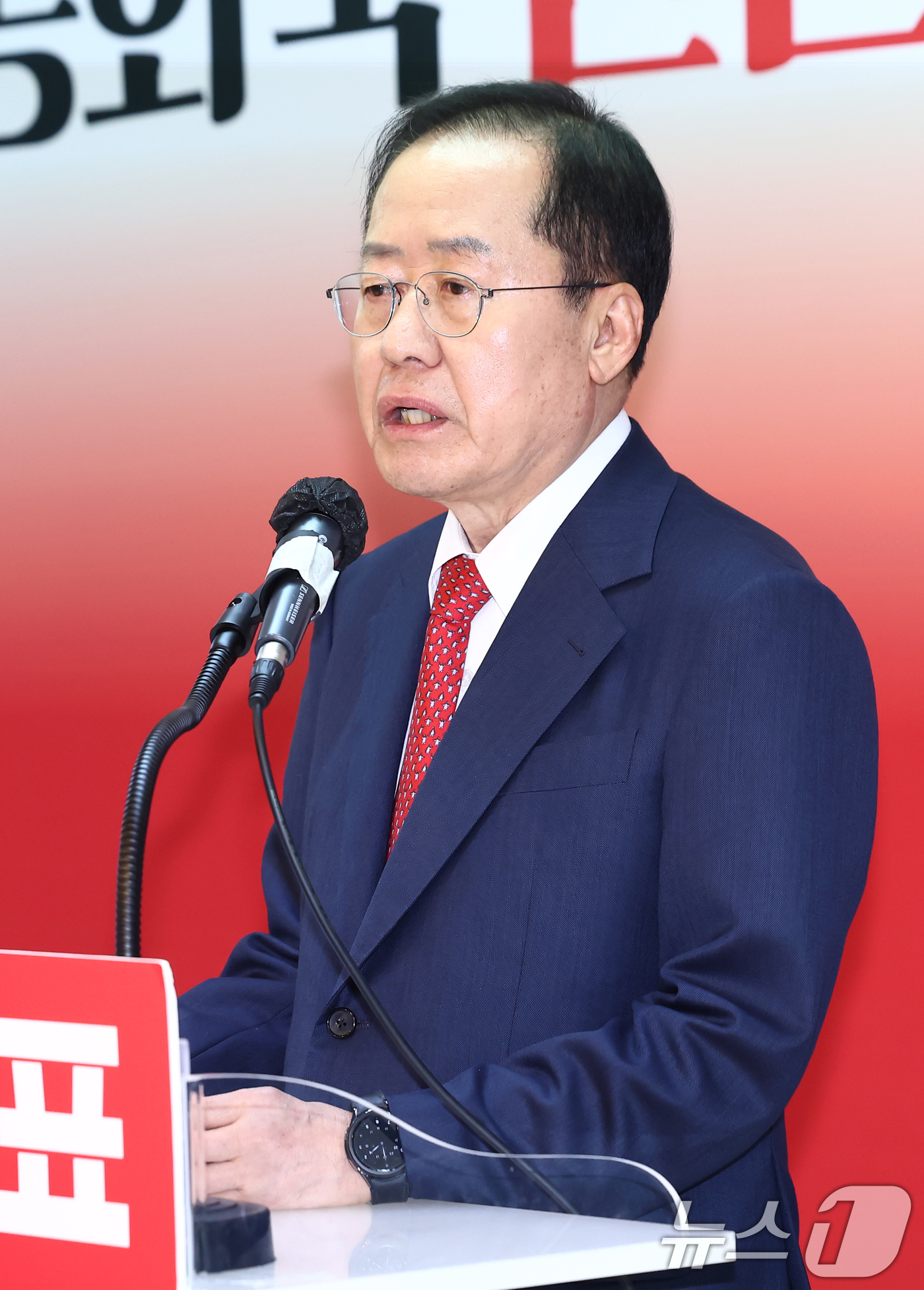(서울=뉴스1) 김민지 기자 = 국민의힘 대선 경선에 출마하는 홍준표 전 대구시장이 17일 오후 서울 여의도 선거사무소에서 분야 국방·외교·통일 분야 비전 발표하고 있다. 2025 …