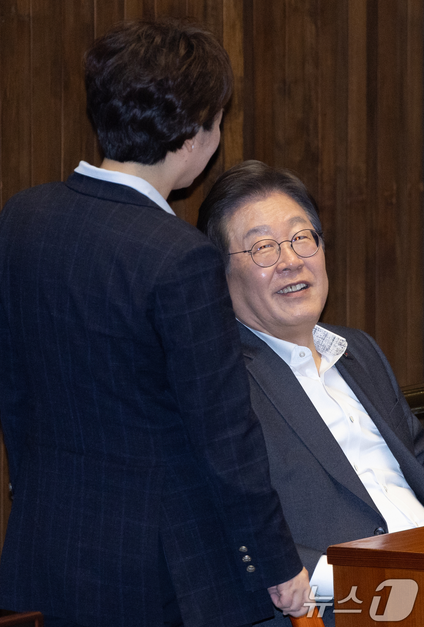 (서울=뉴스1) 이재명 기자 = 제21대 대통령선거에 출마를 선언한 이재명 전 더불어민주당 대표와 이언주 의원이 17일 오후 서울 여의도 국회에서 열린 제424회 국회(임시회) 제 …