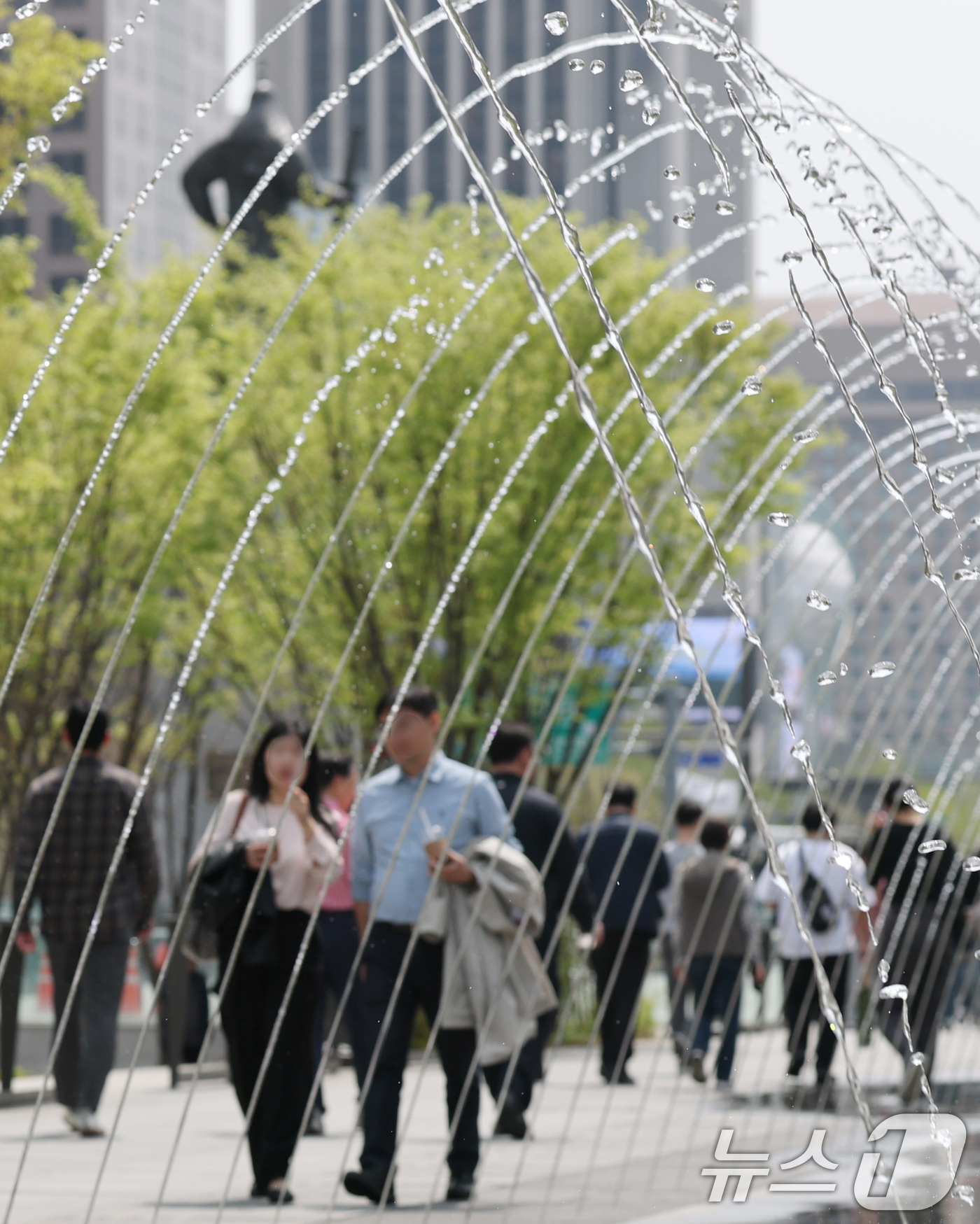 (서울=뉴스1) 오대일 기자 = 서울의 낮 최고기온이 25도를 기록하는 등 초여름 날씨를 보인 17일 오후 서울 종로구 광화문광장 분수대 앞에서 시민들이 겉옷을 벗어 들고 점심 산 …