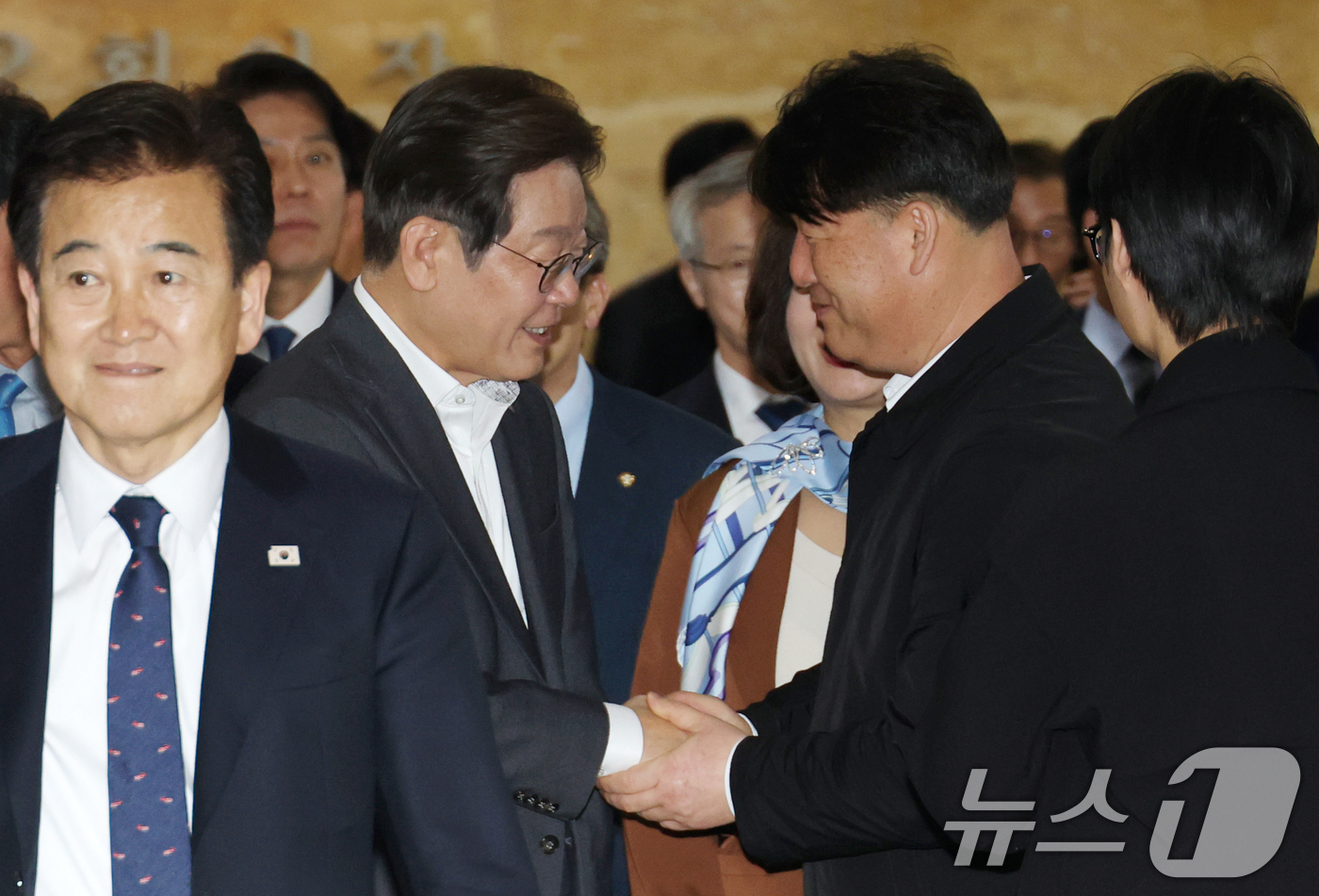 (서울=뉴스1) 이광호 기자 = 더불어민주당 대선 경선 후보인 이재명 전 대표가 17일 오후 서울 여의도 국회에서 열린 본회의에 참석하며 박한신 12.29제주항공여객기참사 유가족협 …