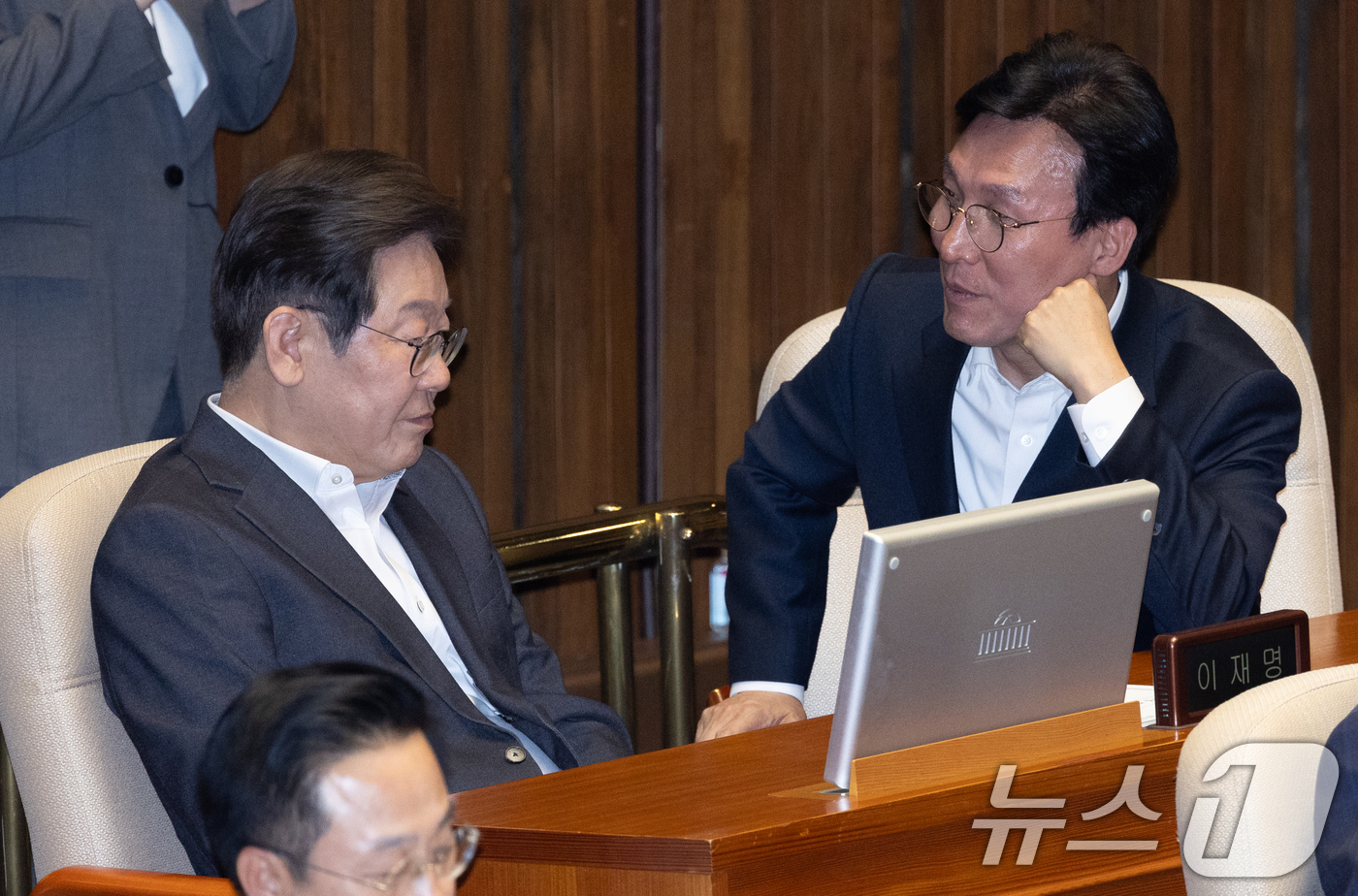 (서울=뉴스1) 이재명 기자 = 제21대 대통령선거에 출마를 선언한 이재명 전 더불어민주당 대표와 김민석 의원이 17일 오후 서울 여의도 국회에서 열린 제424회 국회(임시회) 제 …