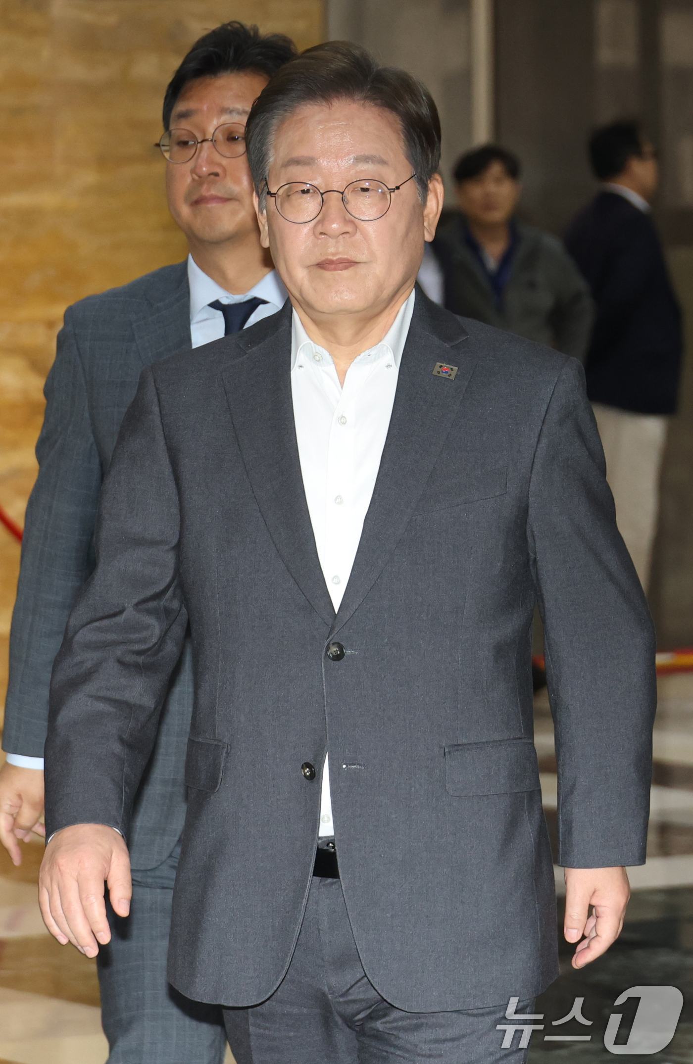 (서울=뉴스1) 이광호 기자 = 더불어민주당 대선 경선 후보인 이재명 전 대표가 17일 오후 서울 여의도 국회에서 열리는 본회의에 앞서 비공개 의원총회에 참석하고 있다. 2025. …