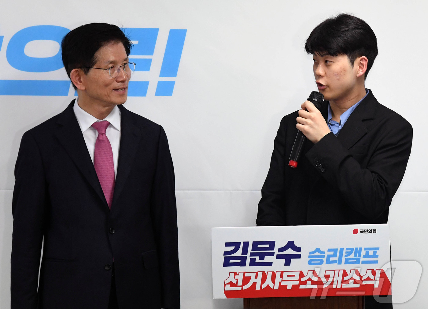 (서울=뉴스1) 김민지 기자 = 국민의힘 대선 경선에 출마하는 김문수 후보자가 17일 오후 서울 여의도 선거사무소에서 열린 개소식에서 청년 지지자의 발언을 듣고 있다. (공동취재) …