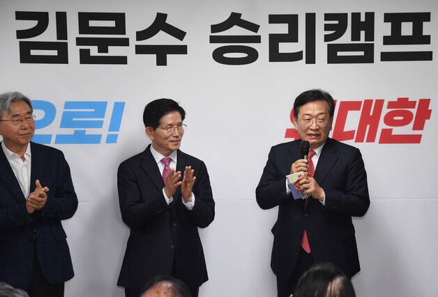 尹측 석동현 "별의 순간…계엄 그날 밤 김문수와 저녁· '일어나 사과' 거부"