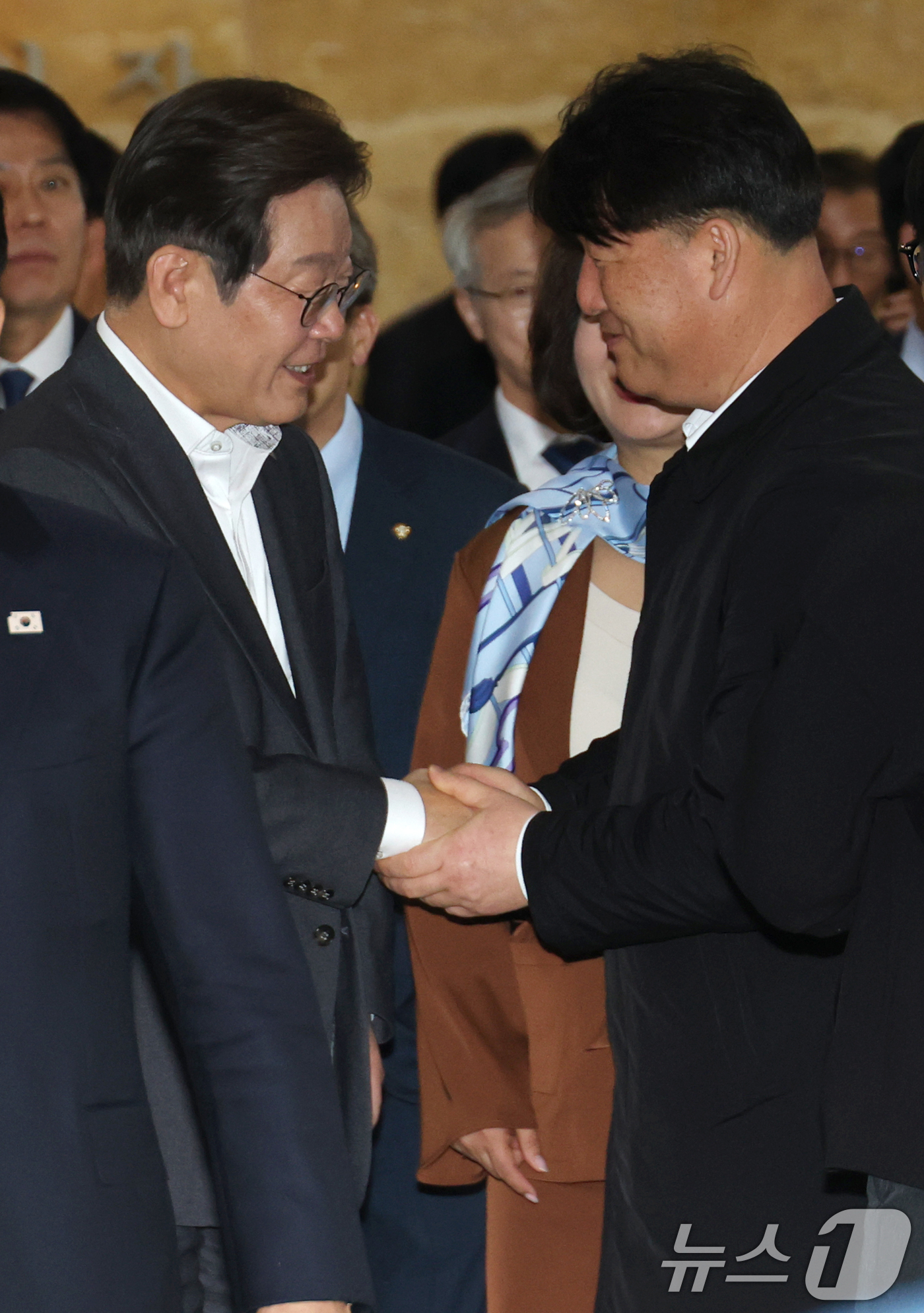 (서울=뉴스1) 이광호 기자 = 더불어민주당 대선 경선 후보인 이재명 전 대표가 17일 오후 서울 여의도 국회에서 열린 본회의에 참석하며 박한신 12.29제주항공여객기참사 유가족협 …