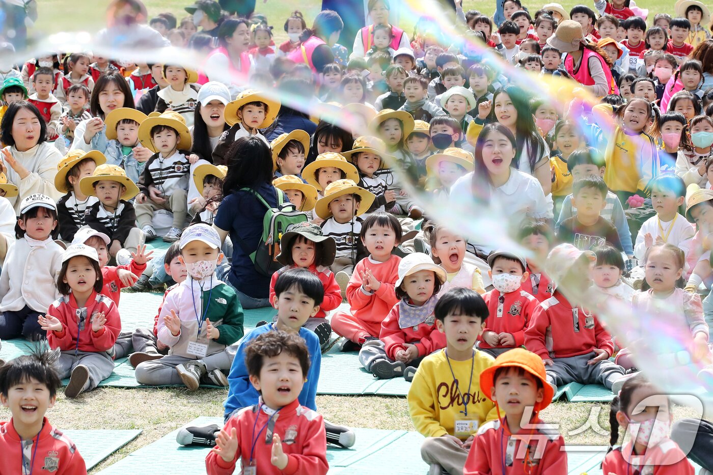 본문 이미지 - 17일 오전 대구 서구 이현공원 잔디광장에서 열린 '이현공원 숲속 음악 소풍'에 참가한 어린이들이 신나는 음악과 함께 어우러진 공연을 즐기고 있다. 2025.4.17/뉴스1 ⓒ News1 공정식 기자